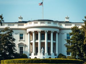 Karoline Leavitt, la portavoz de la Casa Blanca que personifica el estilo más agresivo del trumpismo