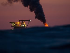 O petróleo abre a semana preto de 104 dólares tras a advertencia de Trump sobre o estreito de Ormuz