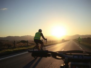 Herido un ciclista tras ser arrollado por un vehículo en la N-VI a su paso por Guísamo