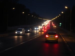 Cambiar a las luces de cruce demasiado pronto puede dejar un “vacío de luz” y reducir la visibilidad nocturna