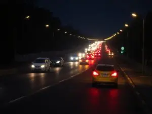 Cambiar a las luces de cruce demasiado pronto puede dejar un “vacío de luz” y reducir la visibilidad nocturna