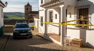 A Garda Civil envía ao laboratorio bragas e un mechón de pelo atopados nas vivendas dos acusados do crime de Hornachos.