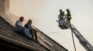 Dos vecinos rescatados tras refugiarse en el tejado por un incendio en Ourense