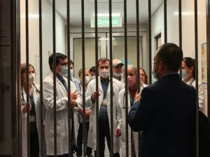 Médicos de atención primaria péchanse en Vigo e esixen que a Xunta retome a negociación