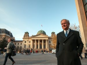 Los contactos entre miembros del Partido Popular Europeo y la ultraderecha alemana irritan a Merz