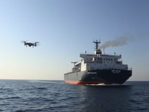 Un metanero ruso a la deriva tras un ataque con drones amenaza con un desastre ecológico en el Mediterráneo central