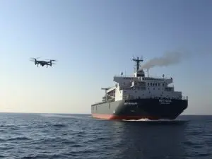 Un metanero ruso a la deriva tras un ataque con drones amenaza con un desastre ecológico en el Mediterráneo central