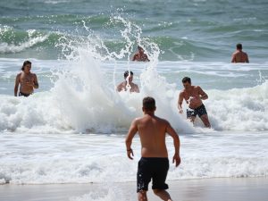 La marea acorrala a los bañistas en el primer día de playa del año en A Coruña