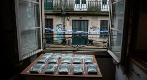 O achado suscita interrogantes sobre como circula o diñeiro nas redes de droga e o seu impacto na cidade