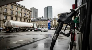 O Goberno baixa o IVE dos carburantes e anuncia «rebaixas» que entran en vigor despois da ponte