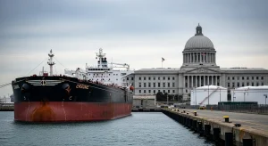 Washington autoriza temporalmente a venda do petróleo cru iraniano varado para conter a escalada de prezos