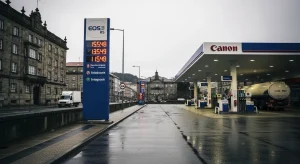 O plan do Goberno rebaixa o prezo do combustible, pero encher o depósito seguirá saíndo máis caro que antes da guerra
