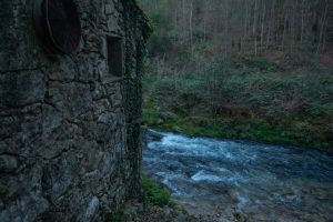 Old stone building beside a rushing river. – Foto de Natalia Gusakova en Unsplash