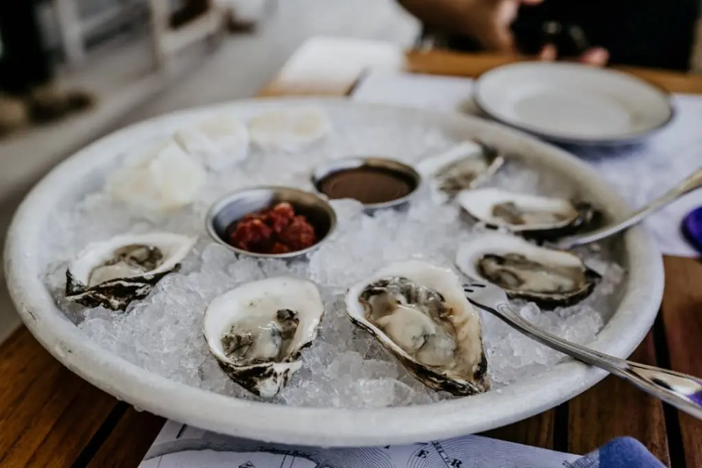 oysters on plate – Foto de Laura Peruchi en Unsplash