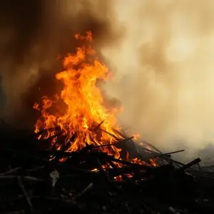 Incendio en bajo okupado Algalia de Abaixo, humo en Santiago