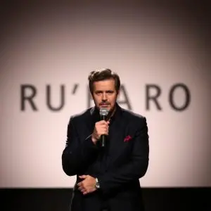 Javier Ruibal convierte el Teatro Alameda en Saturno Cabaret