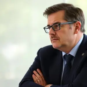 Análisis: Moncloa Denuncia al Gobierno de Ayuso por Autorizar el Centro Universitario del Colegio de