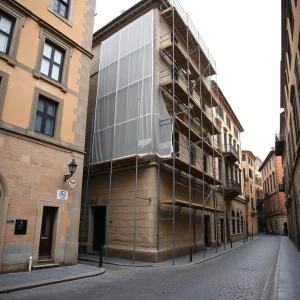 Compostela amanece con andamios en Almacenes Olmedo: la rehabilitación de una fa