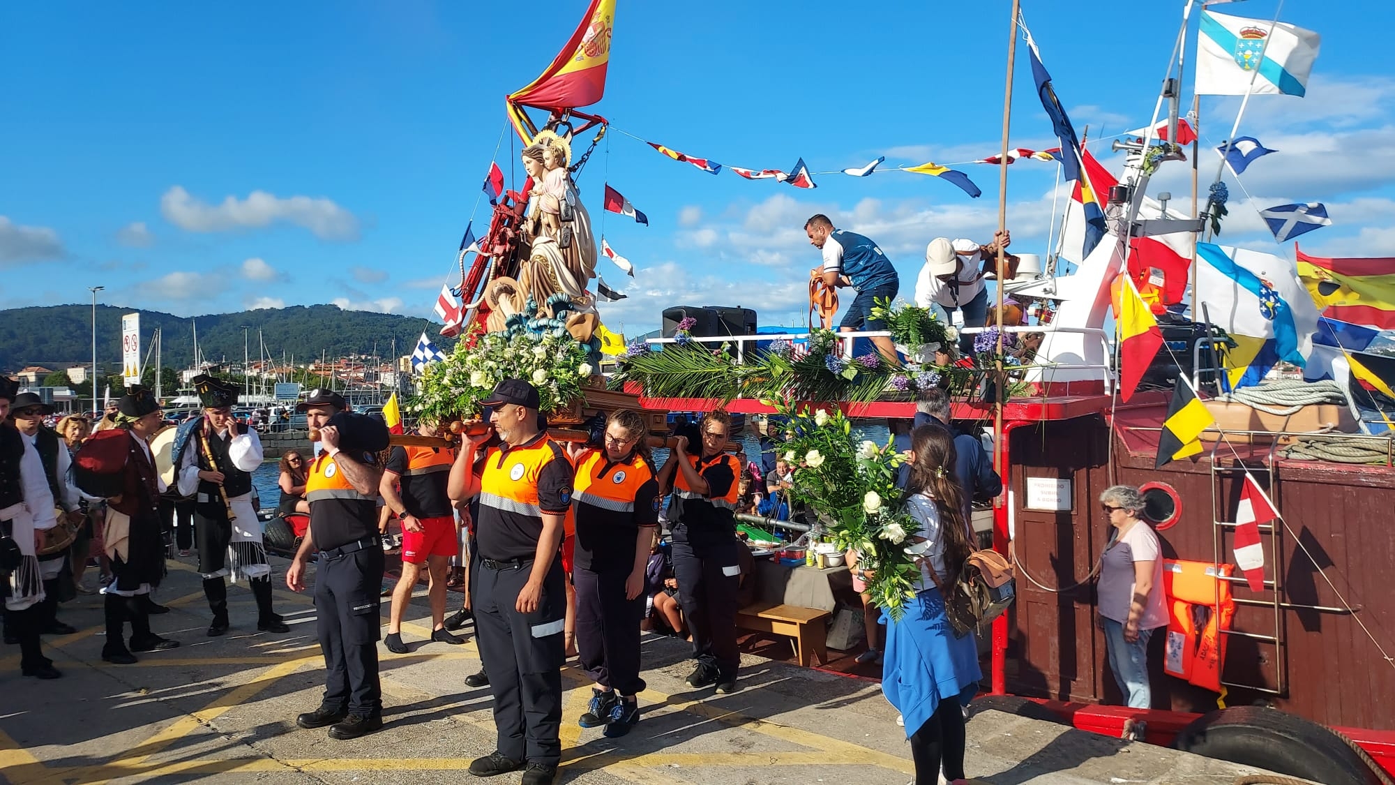 Cangas rinde emotivo homenaje a las gentes del mar en el Día de la Virgen del Carmen