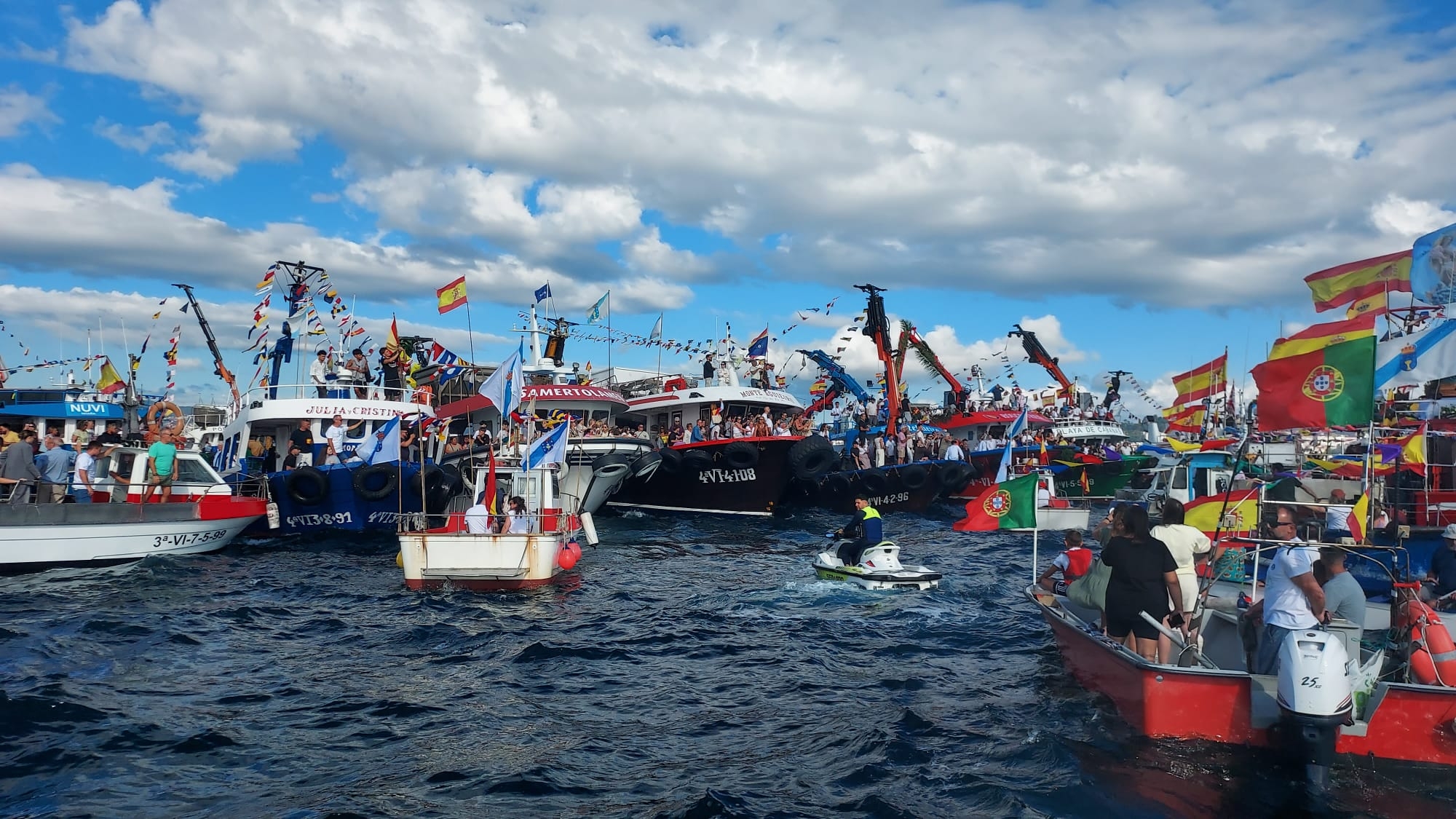 Cangas rinde emotivo homenaje a las gentes del mar en el Día de la Virgen del Carmen