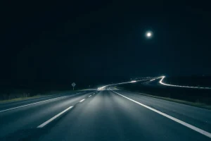 Huida a 200 km/h por la A 52: roba el coche a su exnovia y escapa con las luces