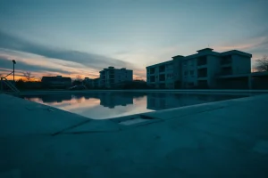 Castroverde cierra su piscina grande por un acto de vandalismo que obliga a un c