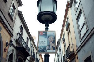 Publicidad pegada en farolas: un problema urbano con soluciones pendientes