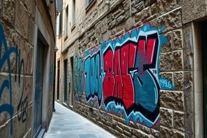 El grafiti como espejo social: Lugo debate los límites del arte urbano