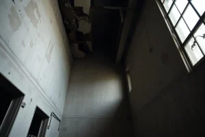 El interior del club El Descanso de Coles: 37 habitaciones, humedad y techos caí