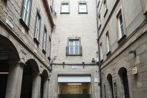Comprar un aparcadoiro en Pontevedra xa rolda o prezo dun coche pequeno… ou de dous