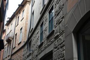 El Concello de Lugo retira con carácter de emergencia lousas en risco de caída en la rúa Catedral