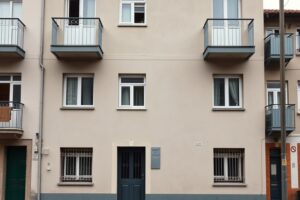 Ourense refuerza la vivienda social cediendo tres pisos a Cáritas