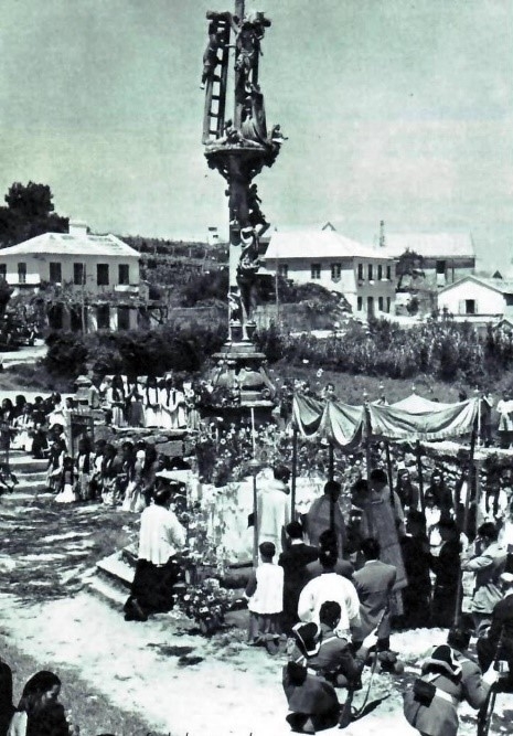 Cruceiro de Hío, obra del escultor Ignacio Cerviño en el atrio de Santo André de Hío