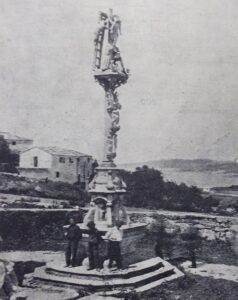 Cruceiro de Hío, obra del escultor Ignacio Cerviño en el atrio de Santo André de Hío