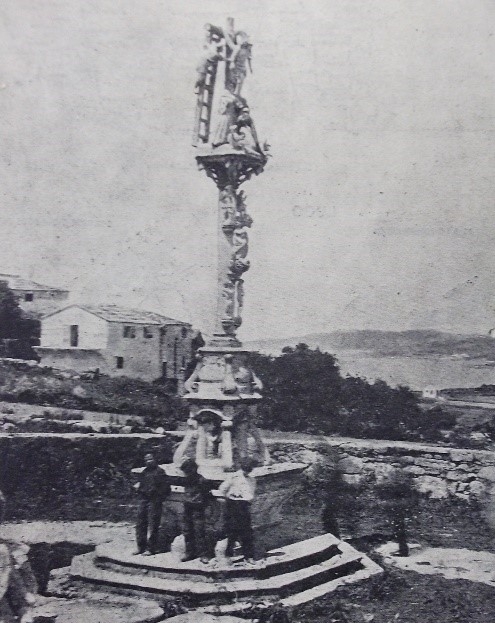 Cruceiro de Hío, obra del escultor Ignacio Cerviño en el atrio de Santo André de Hío