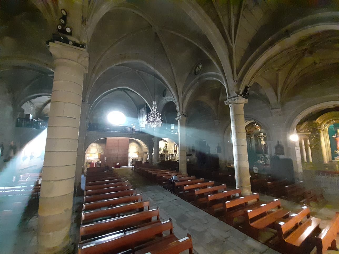 La Cofradía de la Misericordia guía a una veintena de grupos por el patrimonio de Cangas
