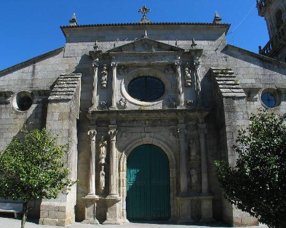 La Cofradía de la Misericordia guía a una veintena de grupos por el patrimonio de Cangas